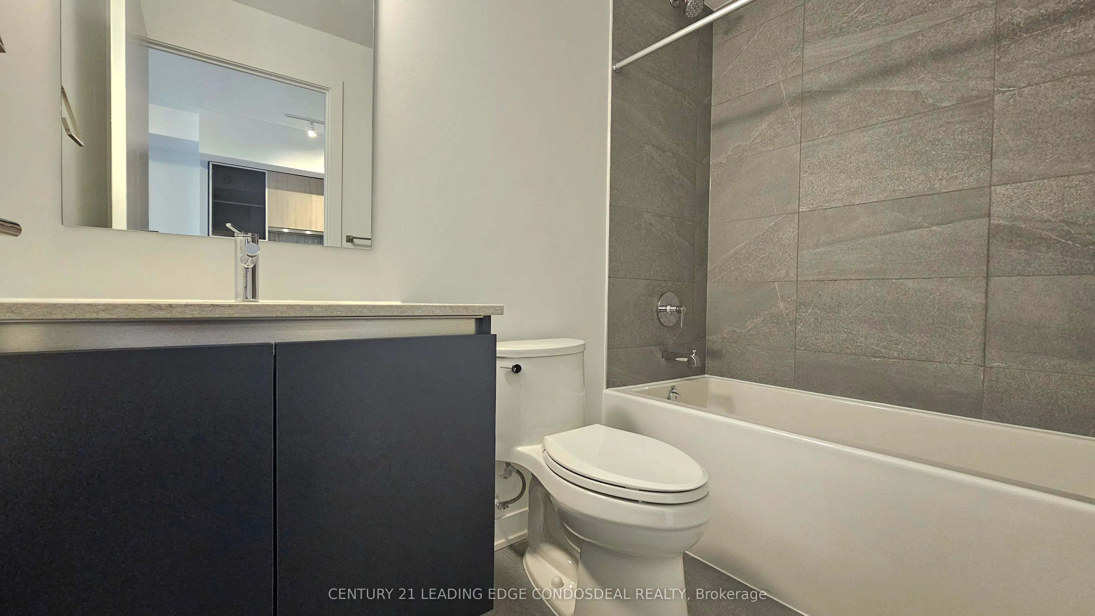 395 Dundas Street W, #524