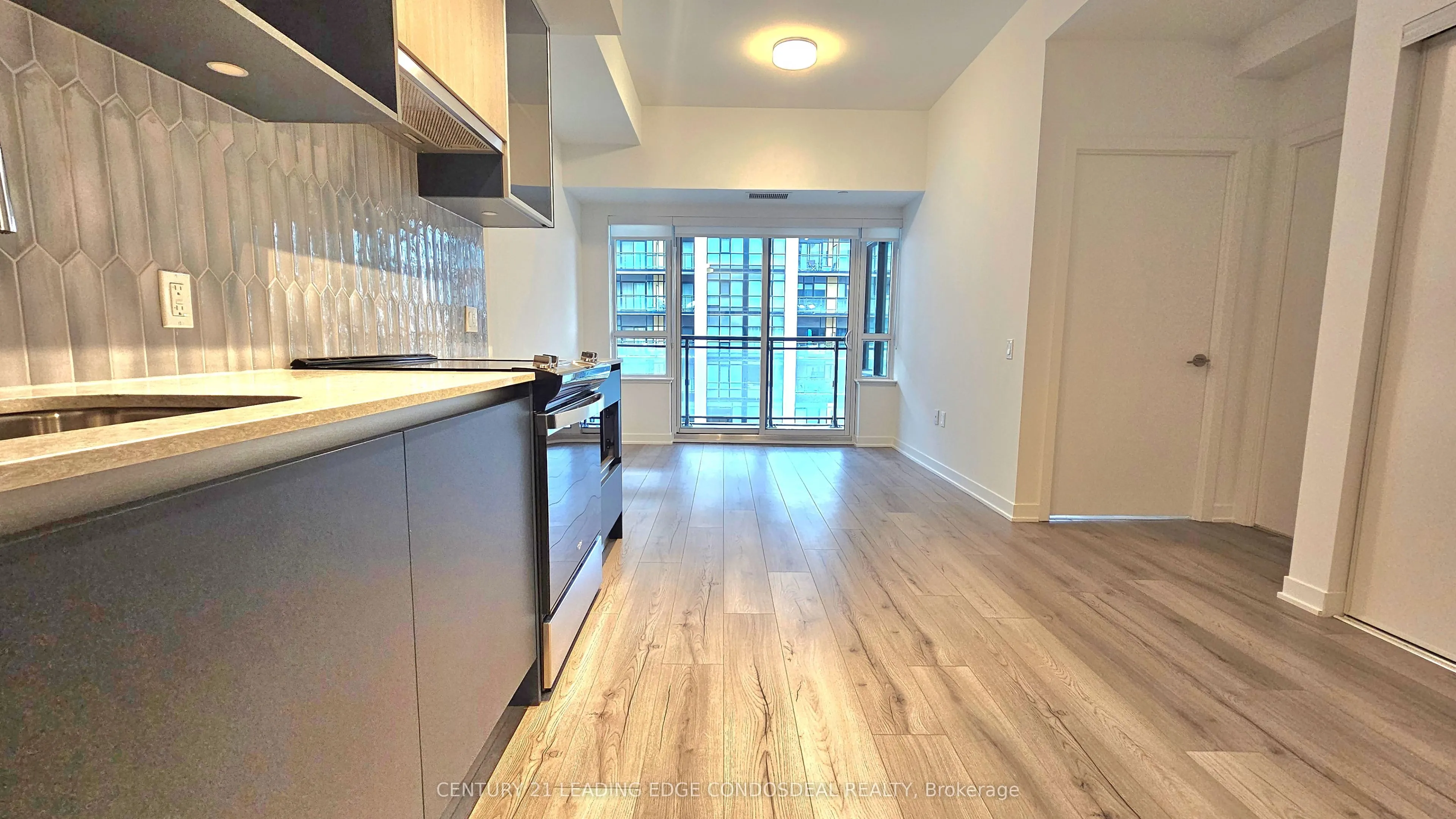395 Dundas Street W, #524