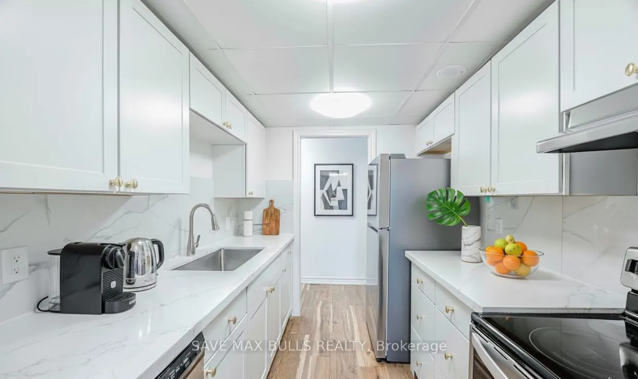 3650 Kaneff Crescent, #908