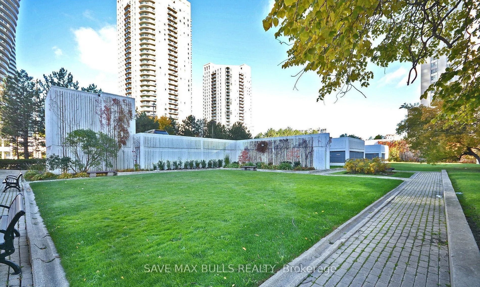 3650 Kaneff Crescent, #908