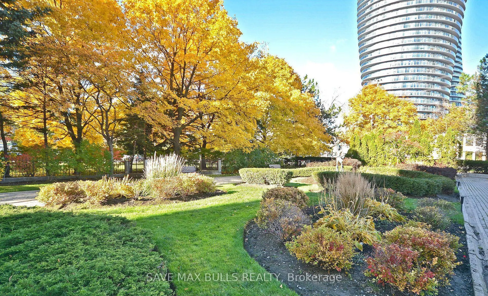 3650 Kaneff Crescent, #908