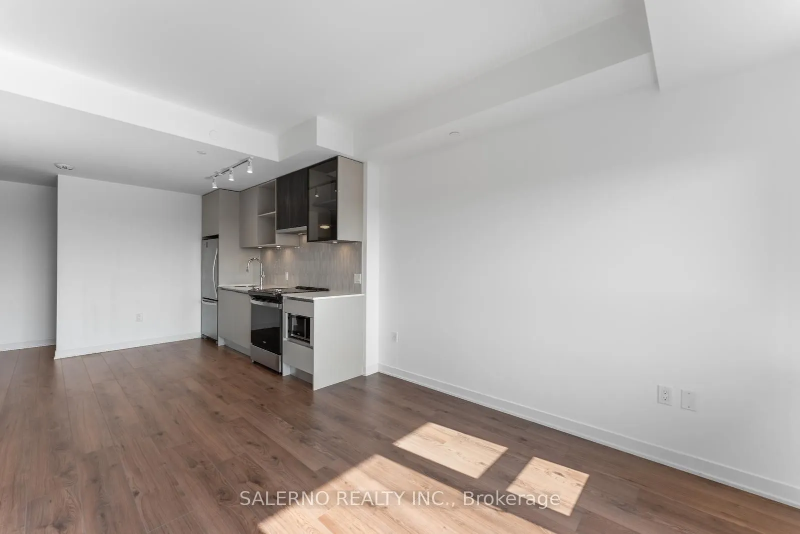 395 Dundas Street W, #612