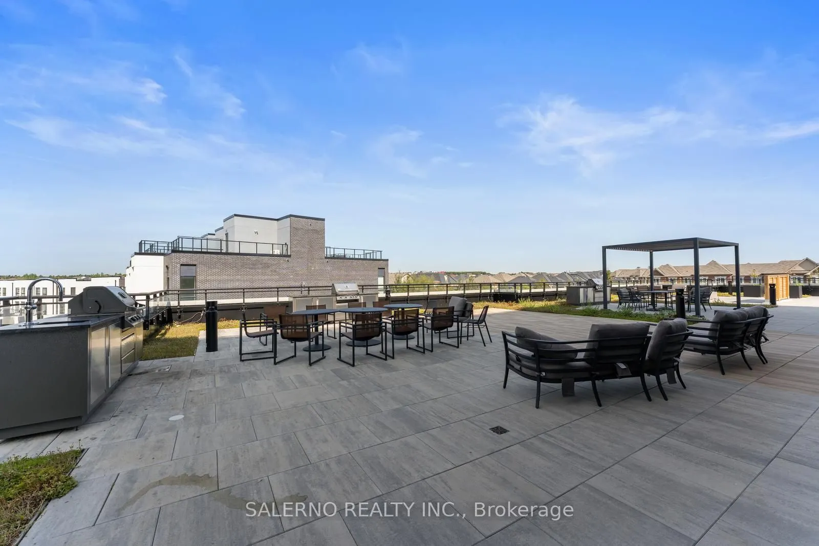 395 Dundas Street W, #612