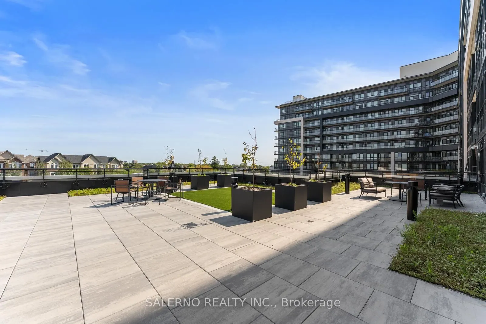 395 Dundas Street W, #612