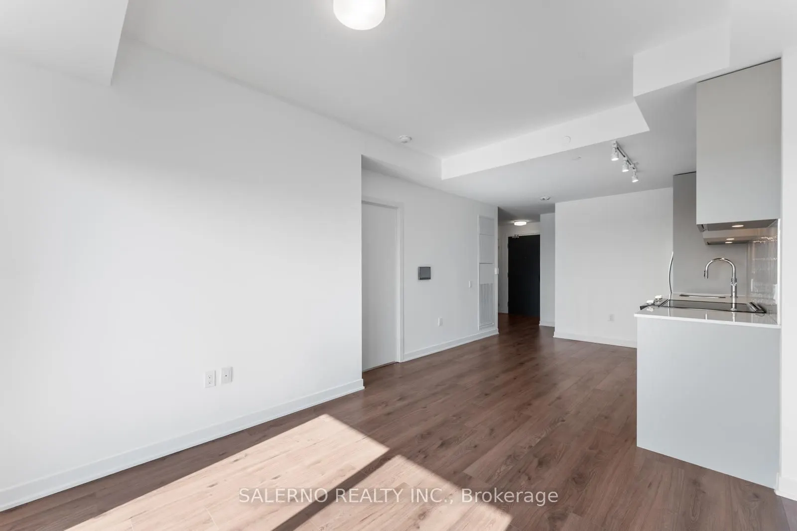 395 Dundas Street W, #612