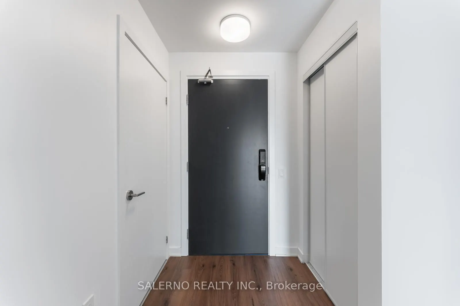 395 Dundas Street W, #612