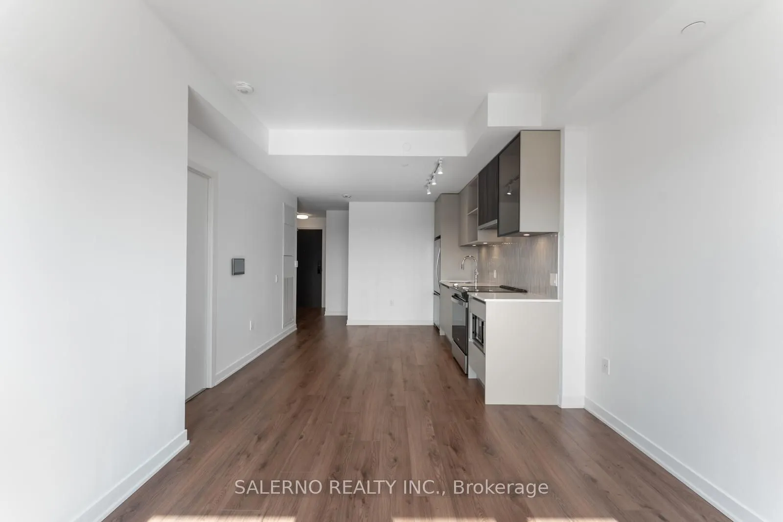 395 Dundas Street W, #612