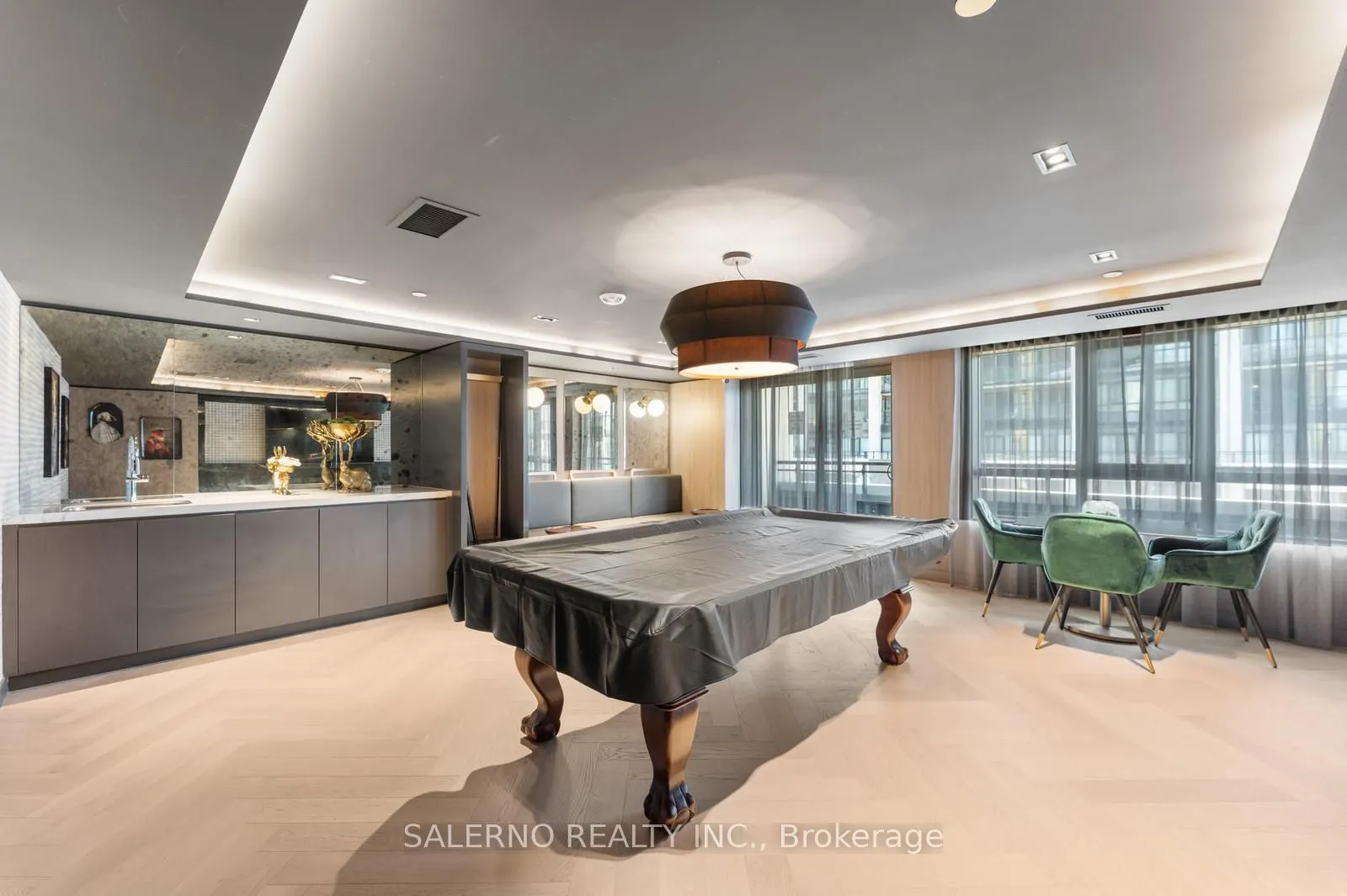 395 Dundas Street W, #612