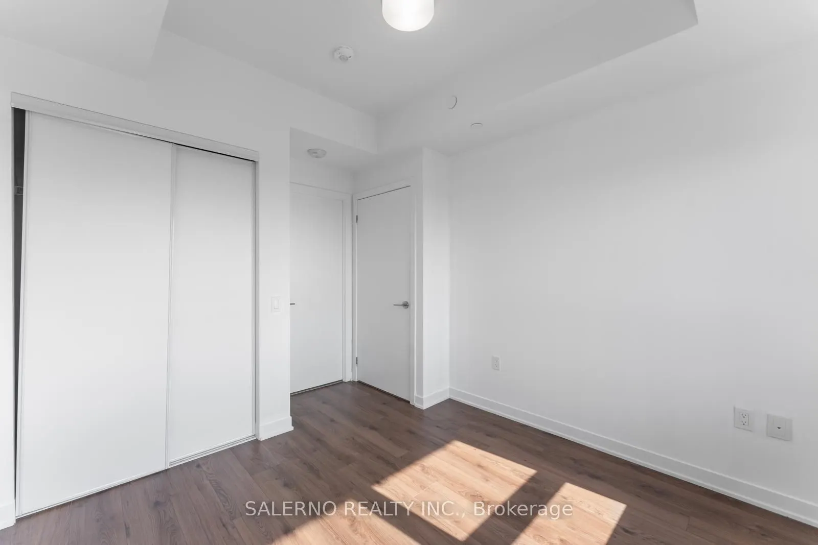 395 Dundas Street W, #612