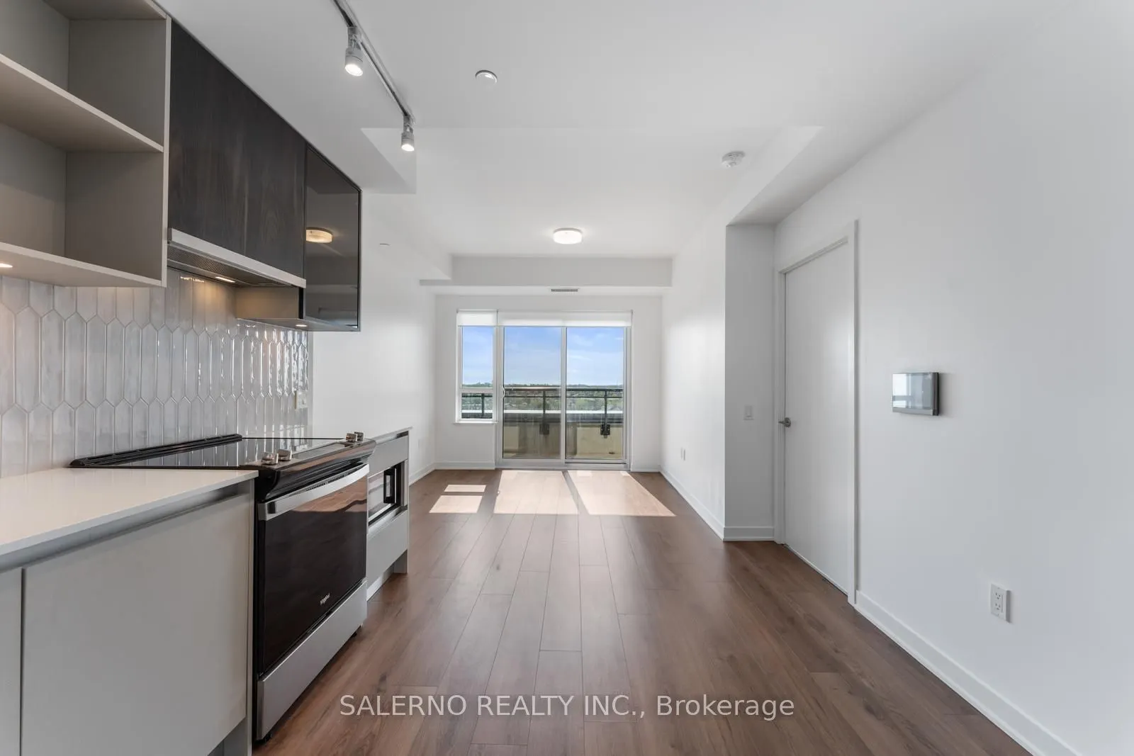 395 Dundas Street W, #612