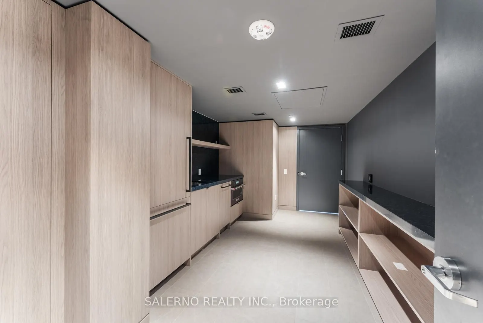 395 Dundas Street W, #612