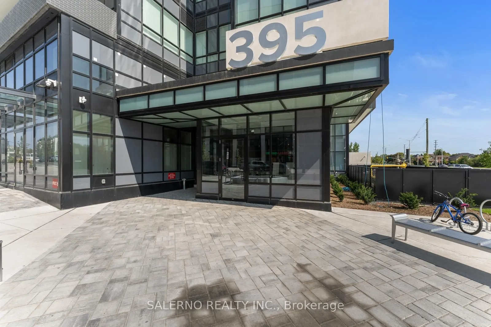 395 Dundas Street W, #612