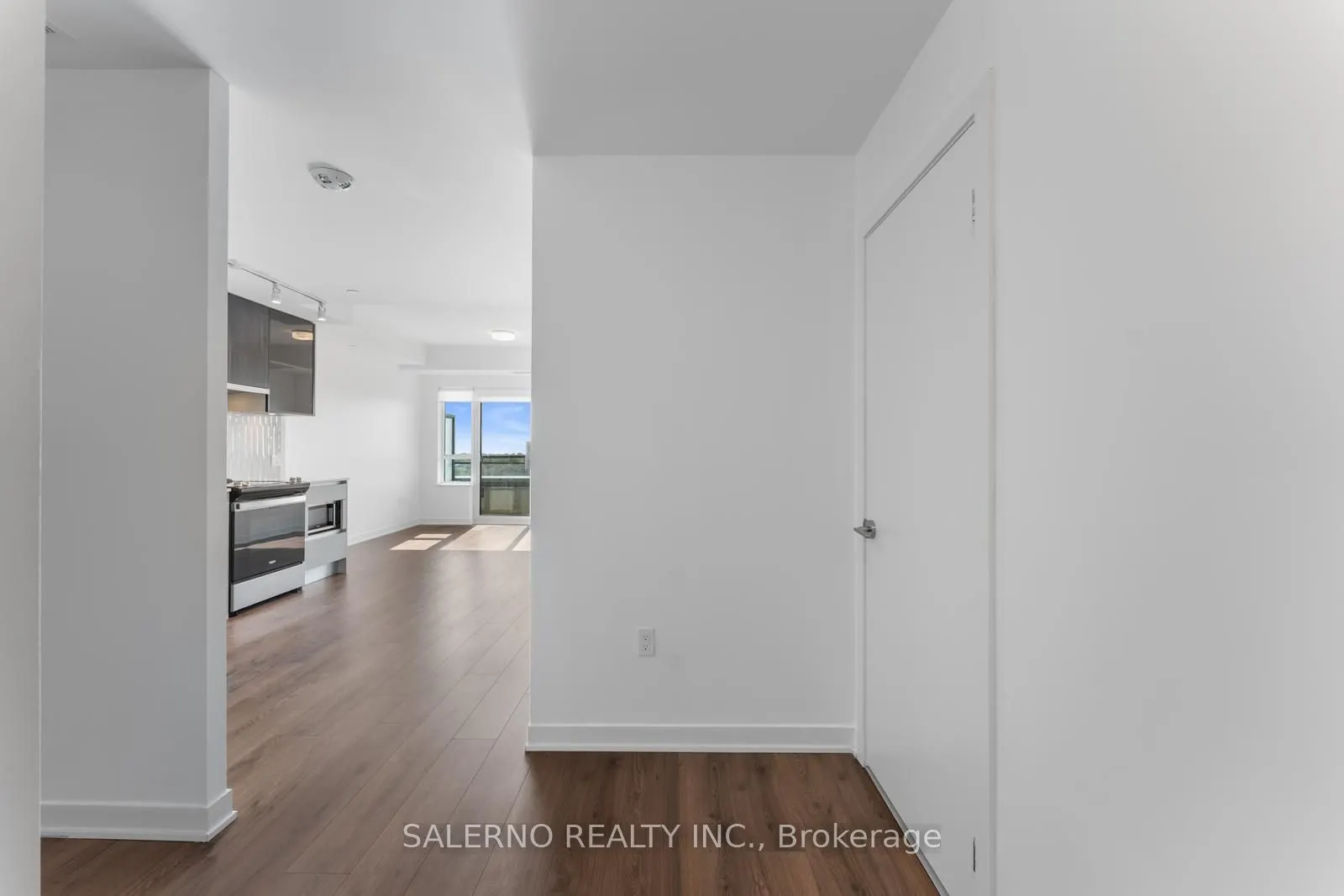 395 Dundas Street W, #612