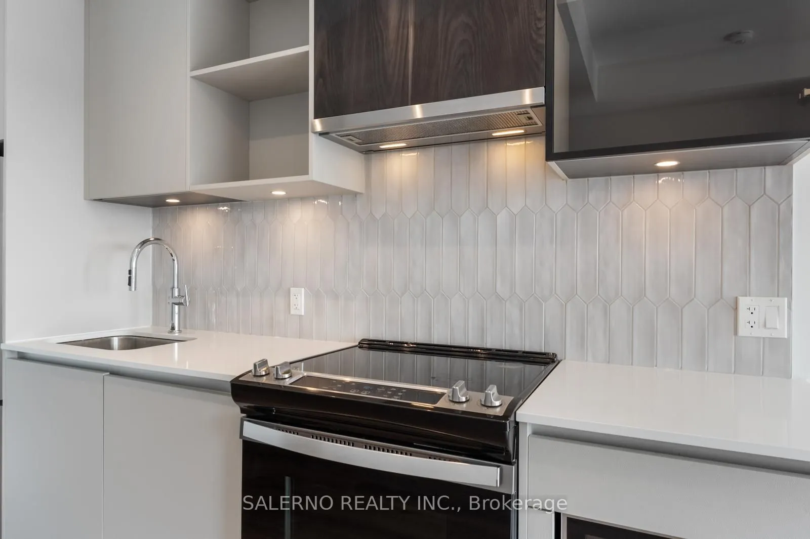 395 Dundas Street W, #612