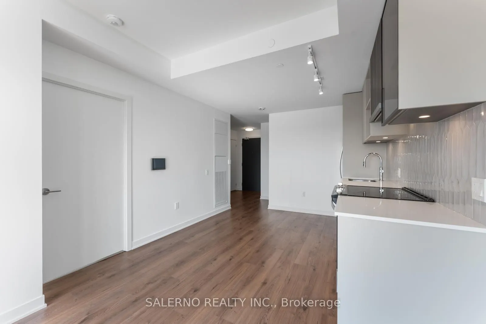 395 Dundas Street W, #612