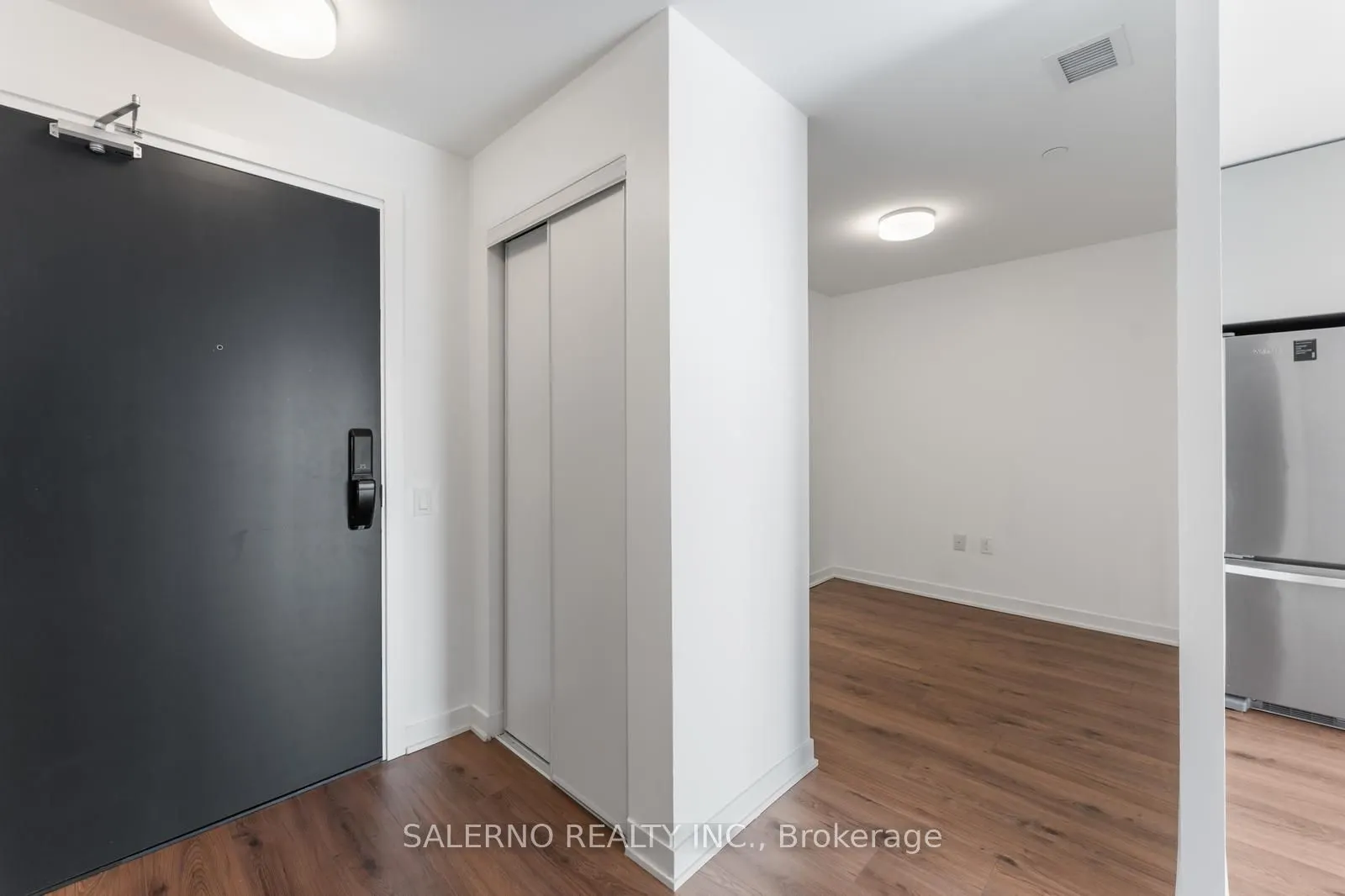 395 Dundas Street W, #612