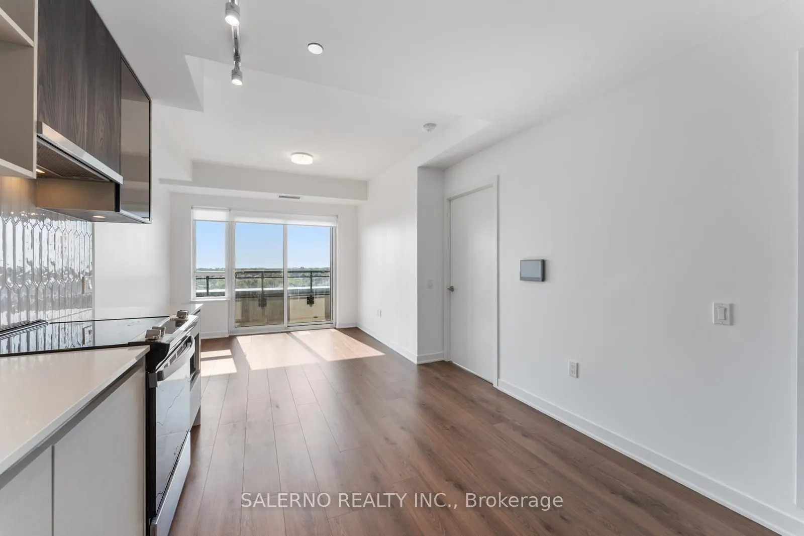 395 Dundas Street W, #612