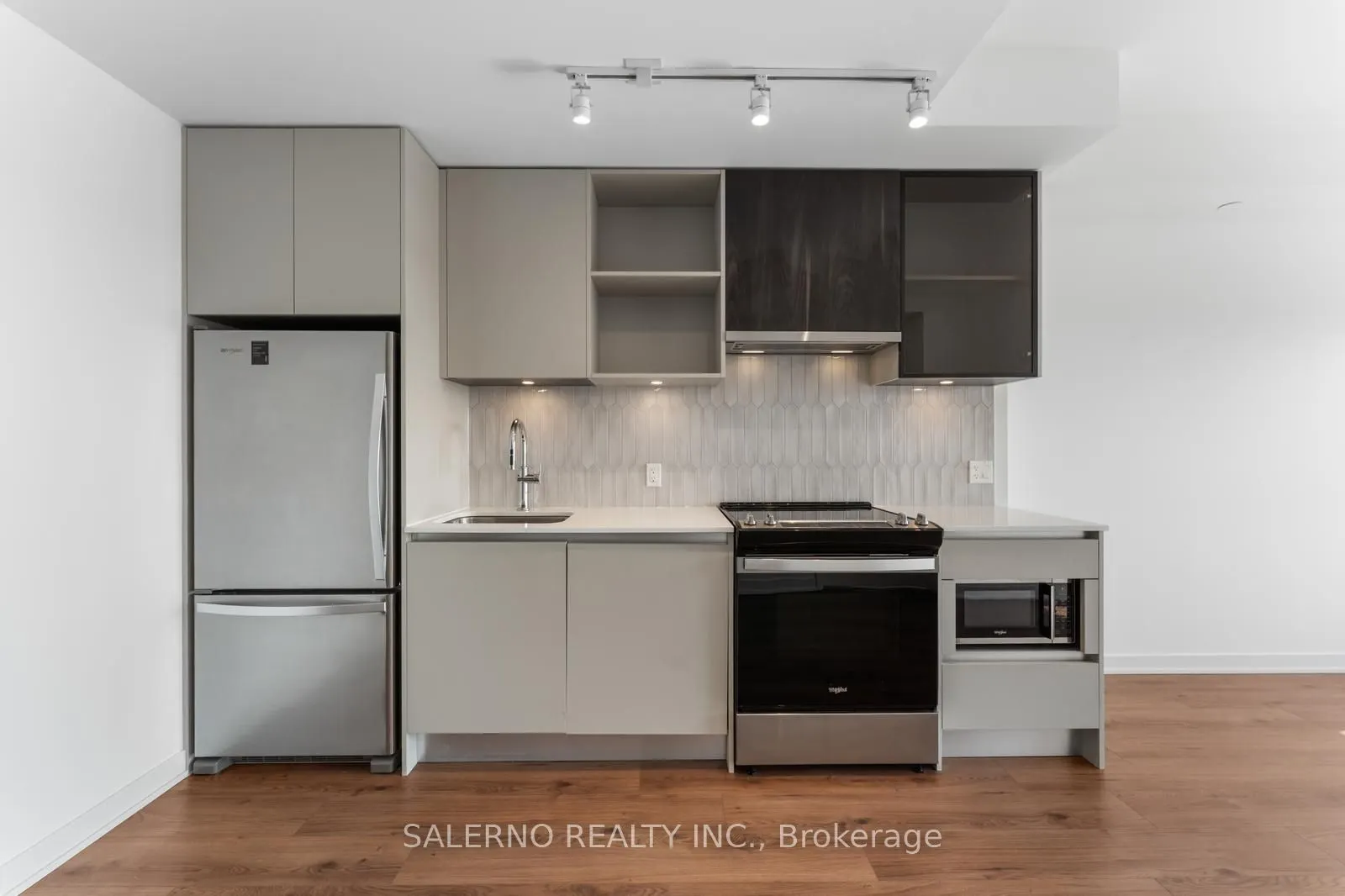 395 Dundas Street W, #612