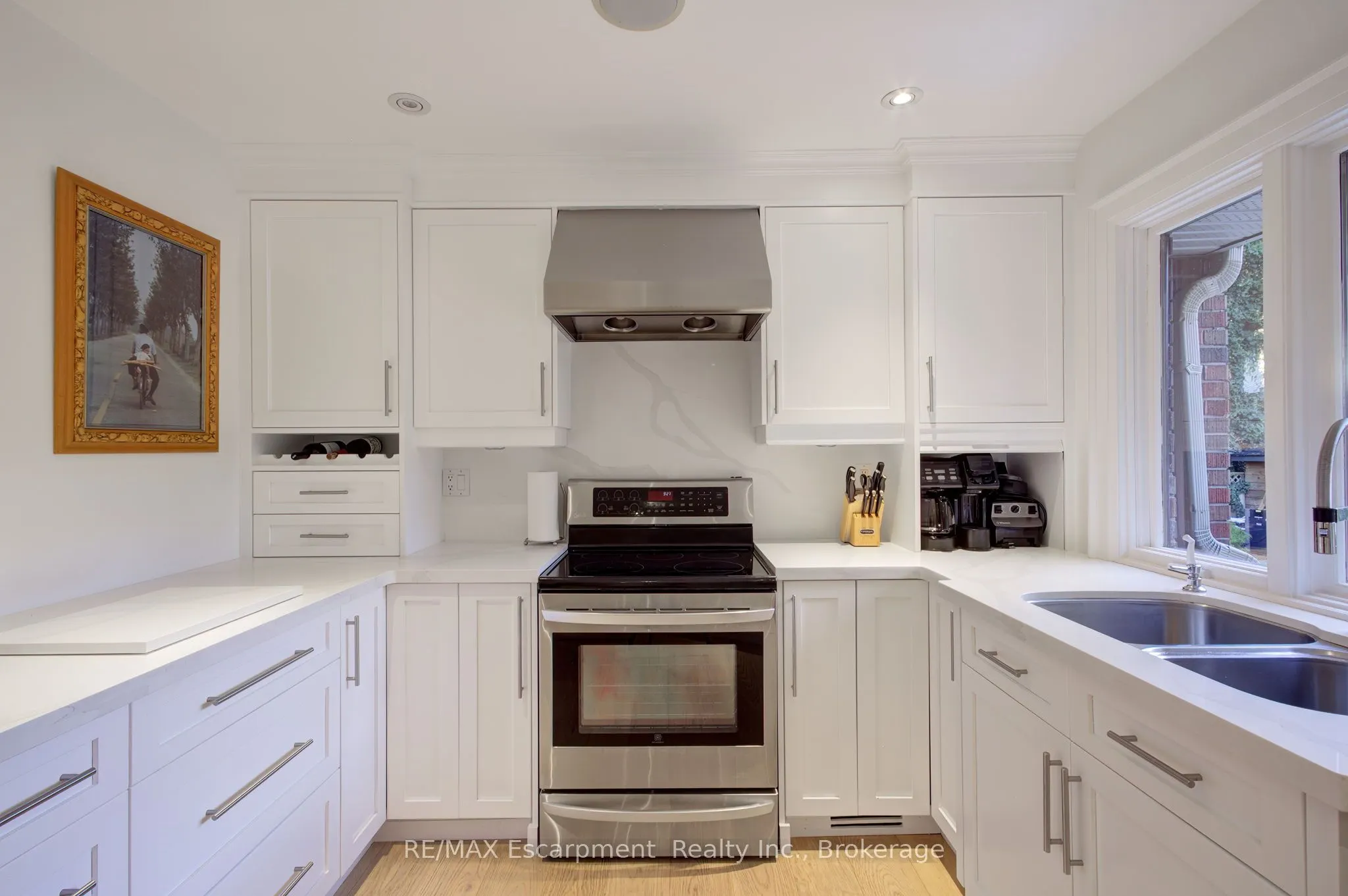 794 Falcon Boulevard