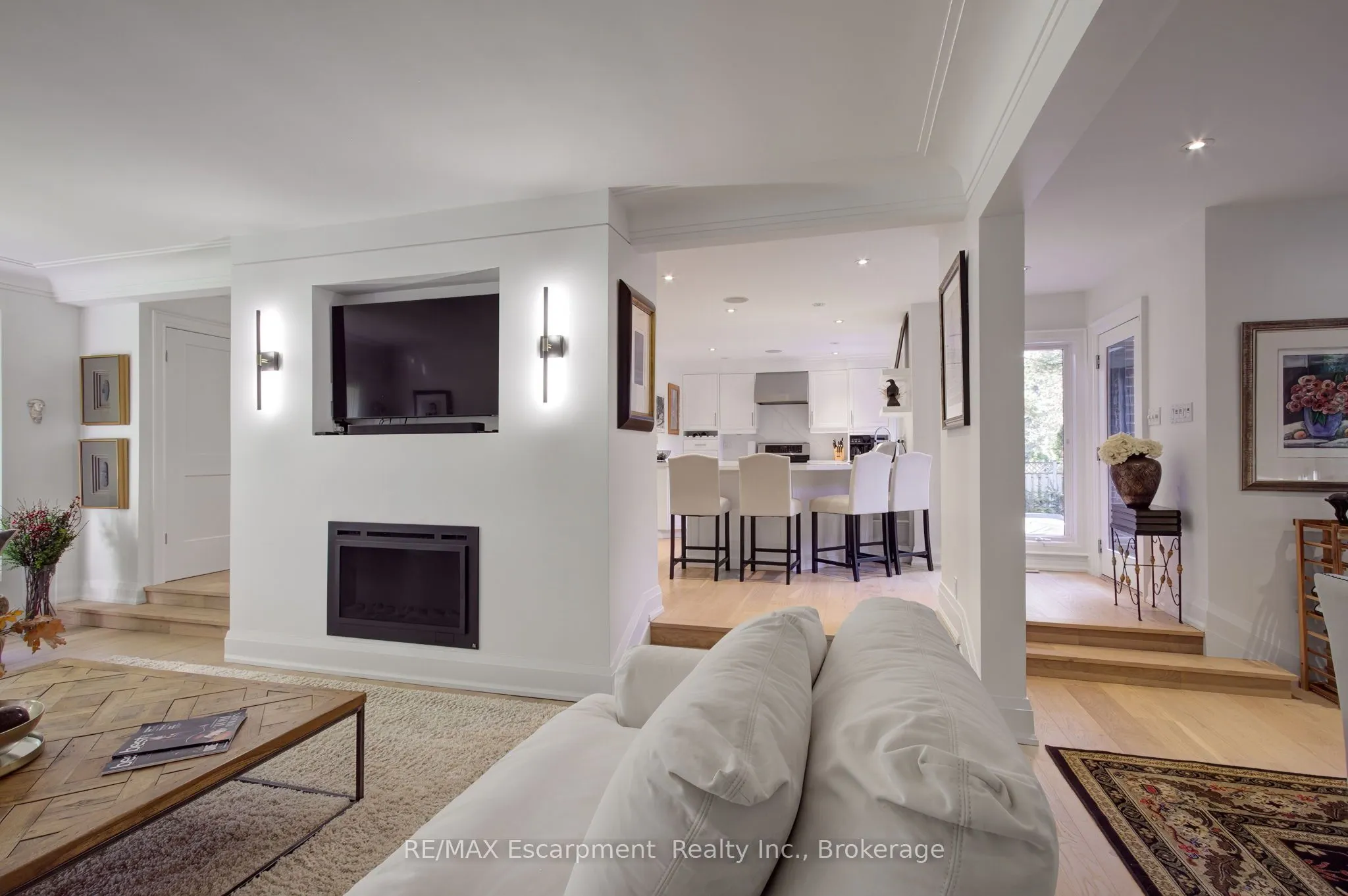 794 Falcon Boulevard