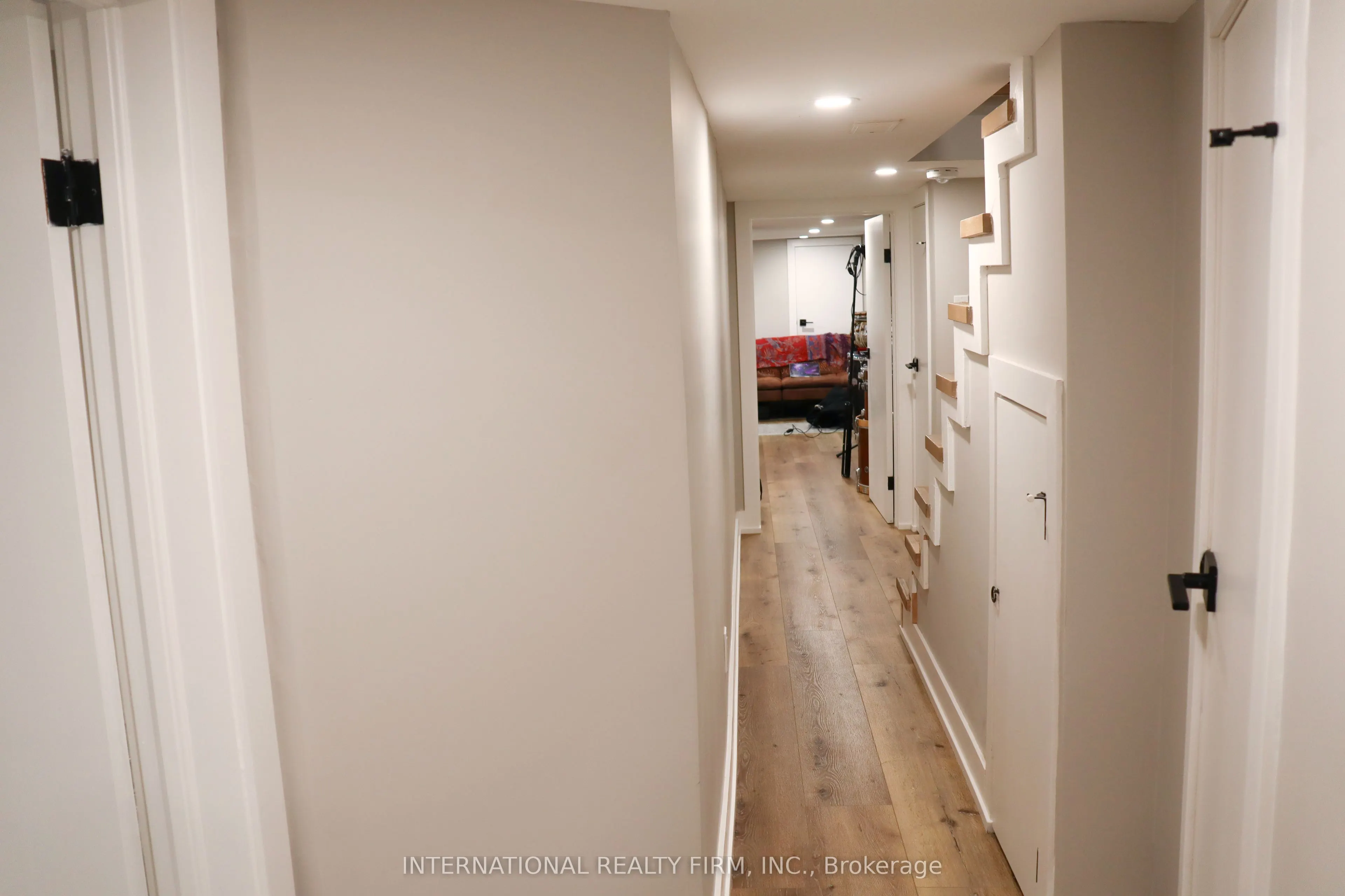 331 Mcroberts Avenue N