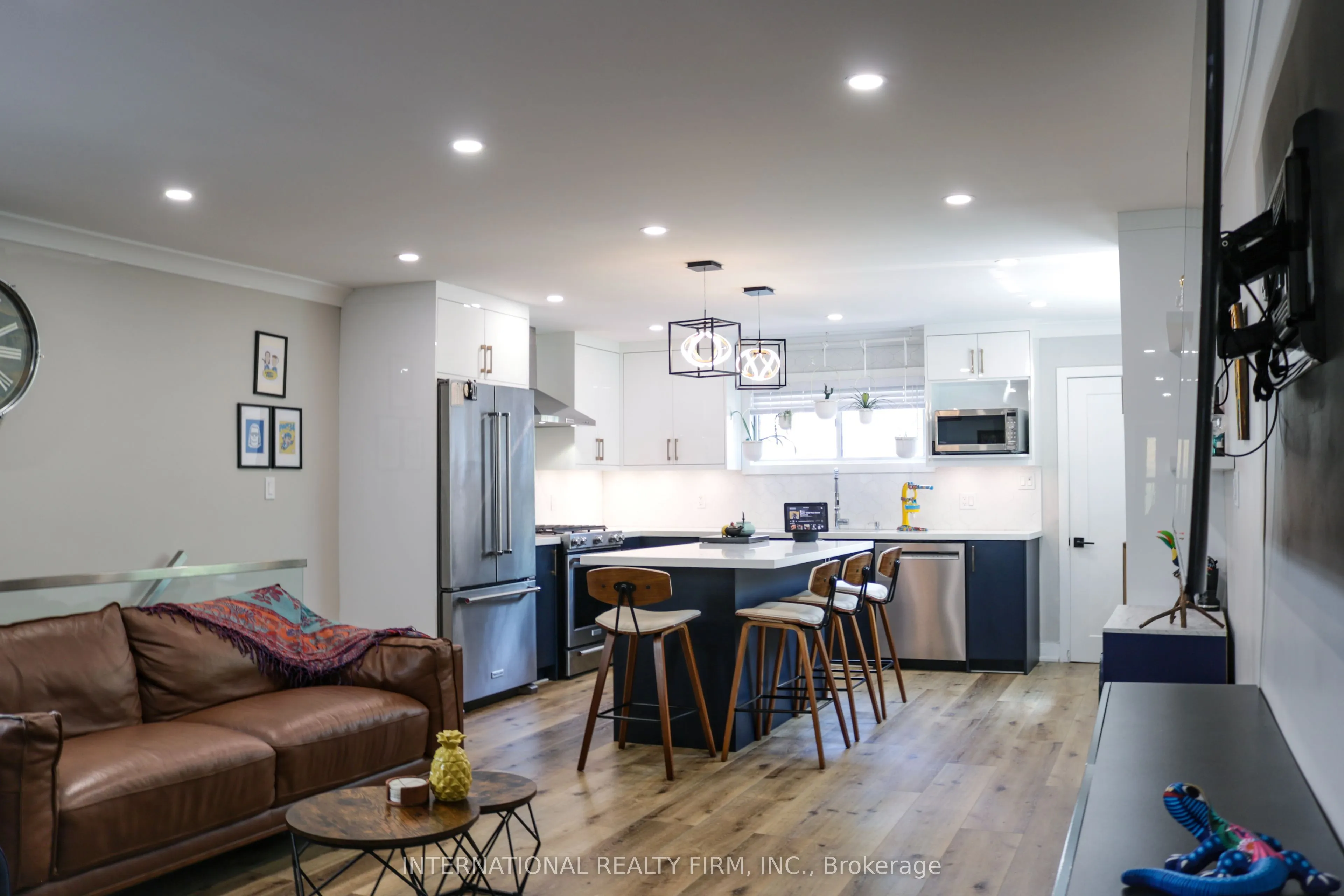 331 Mcroberts Avenue N