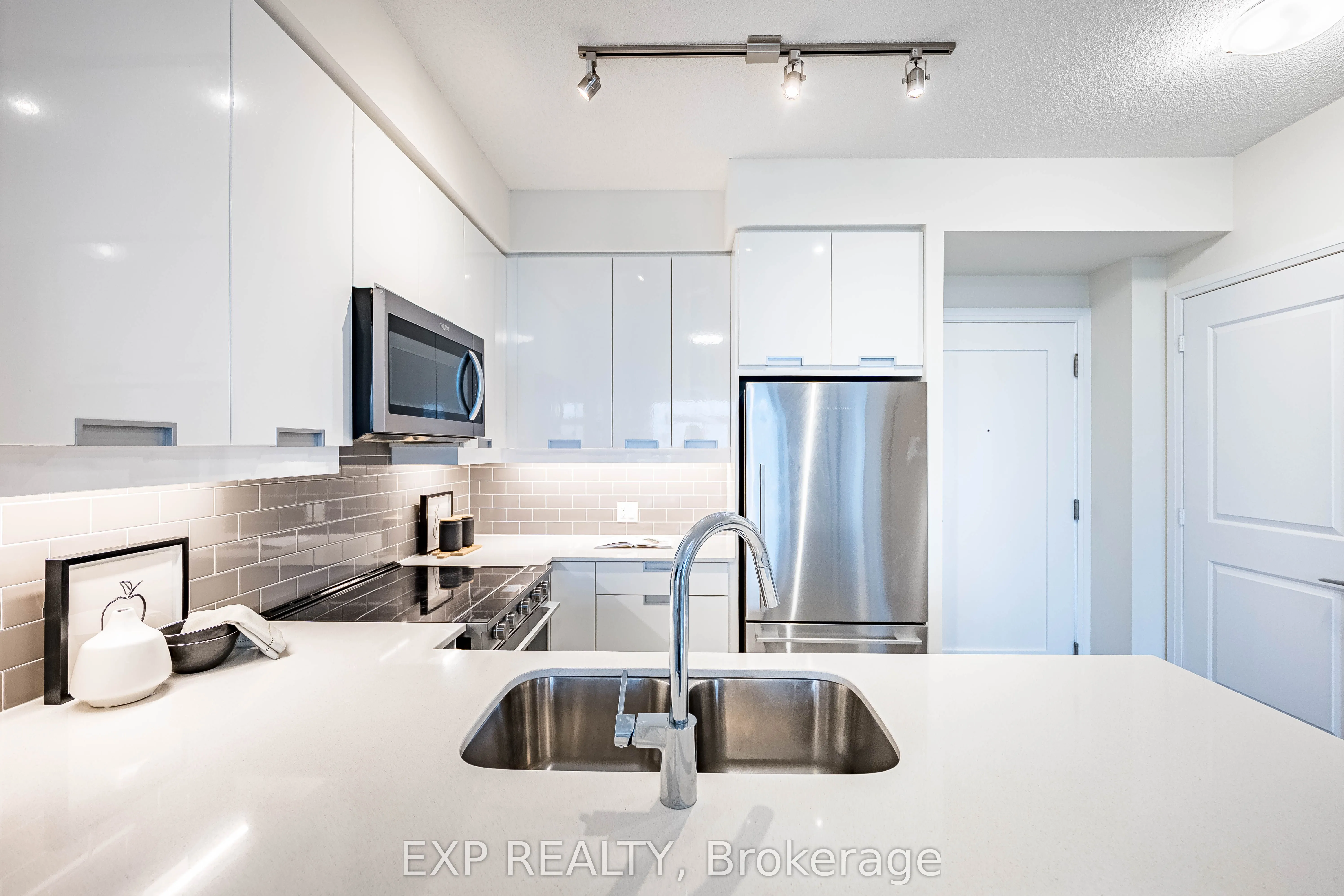 65 Watergarden Drive, #605