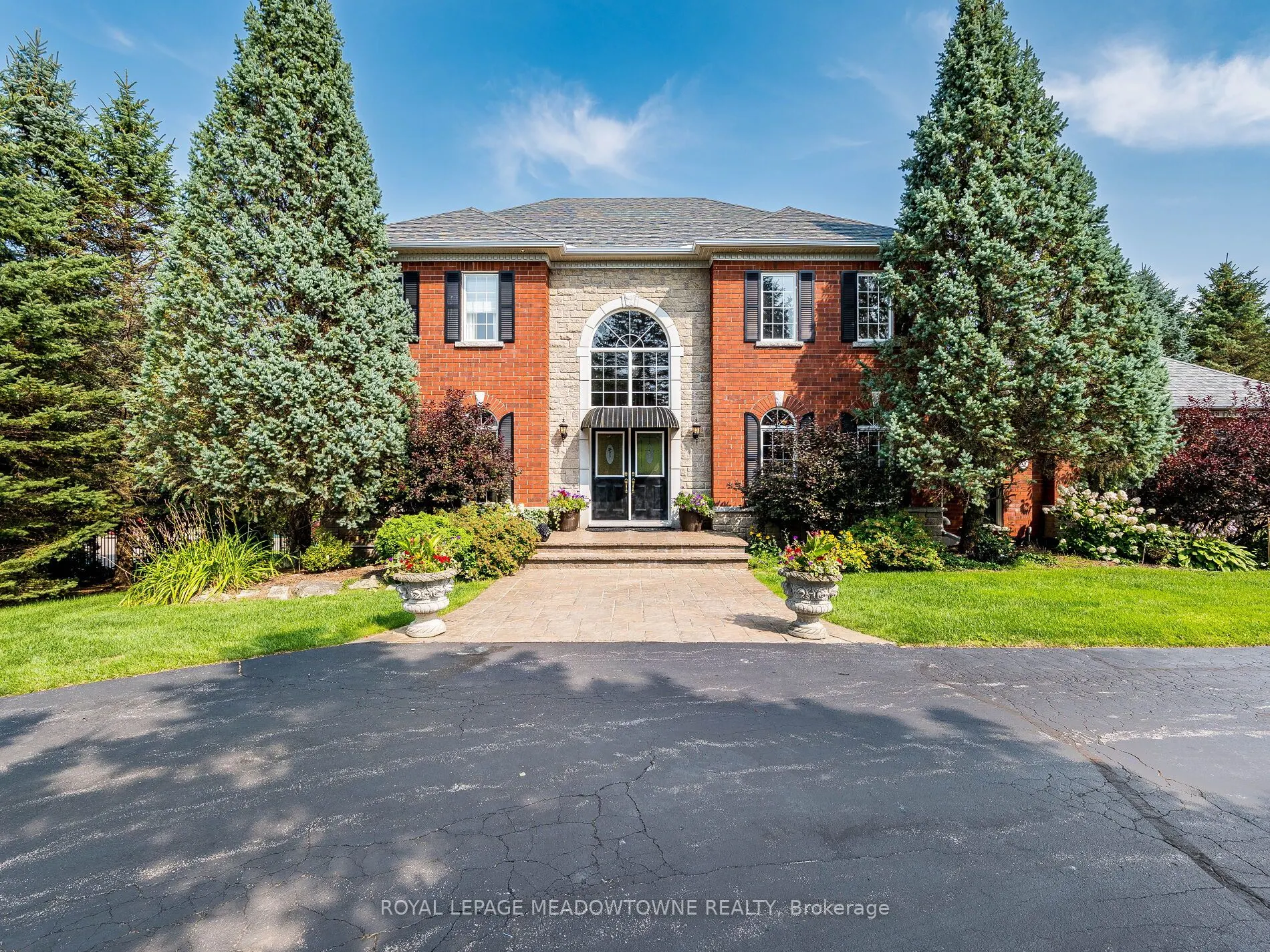 8 Deer Run Crescent