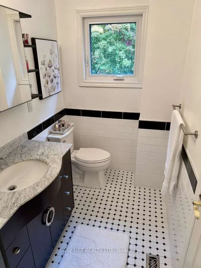 1257 McCraney Street E