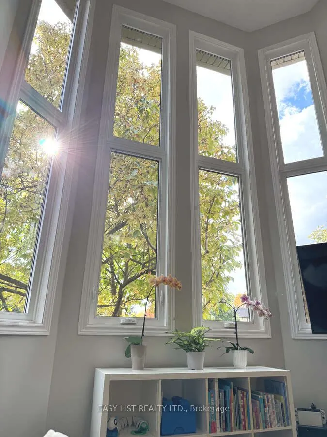 1257 McCraney Street E