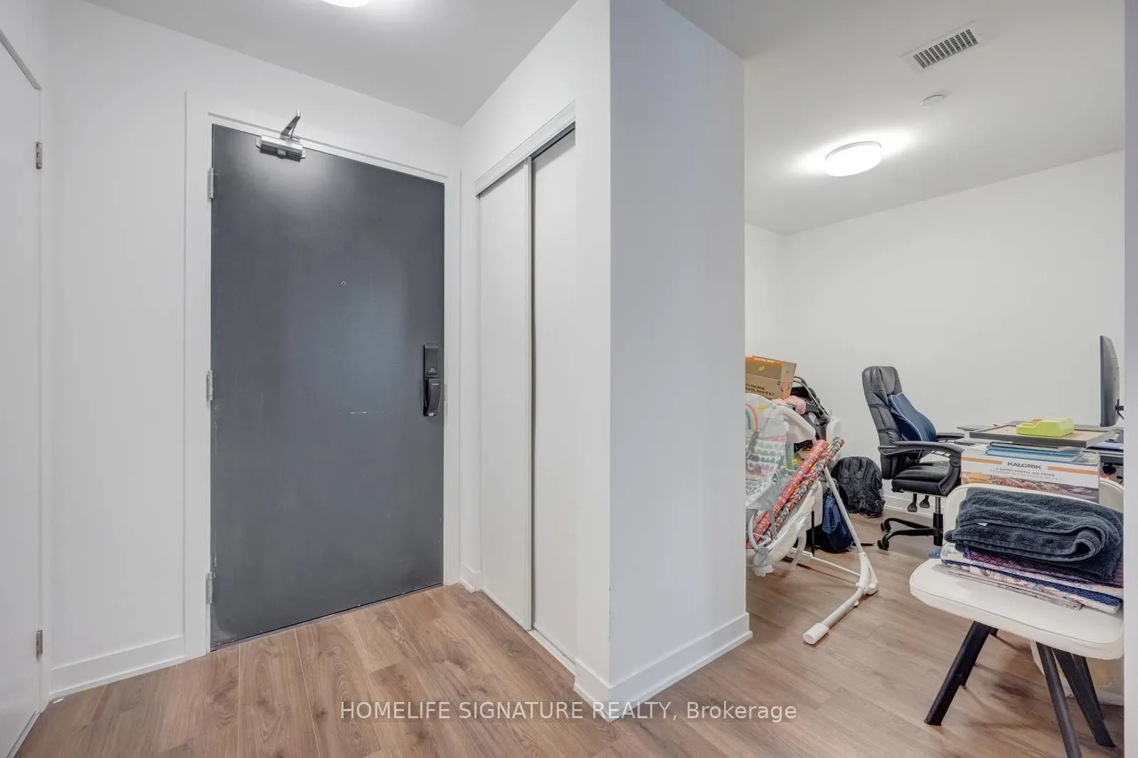 395 Dundas Street W, #327