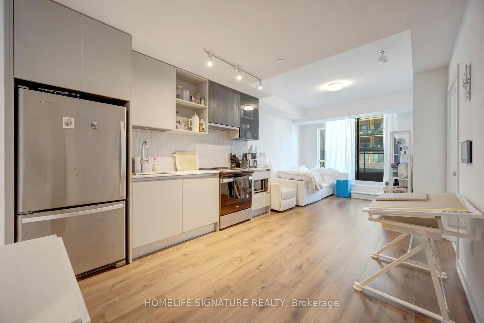 395 Dundas Street W, #327