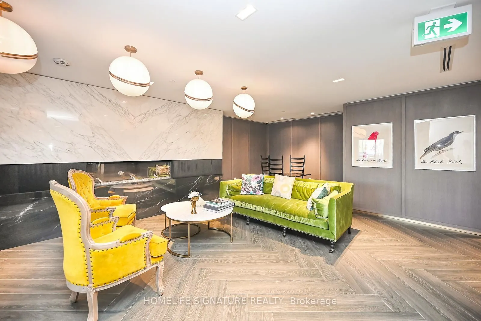 395 Dundas Street W, #327