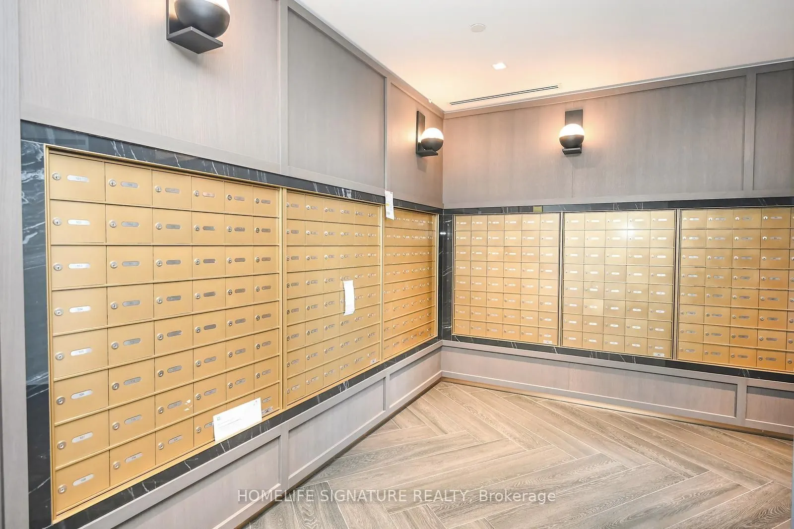 395 Dundas Street W, #327