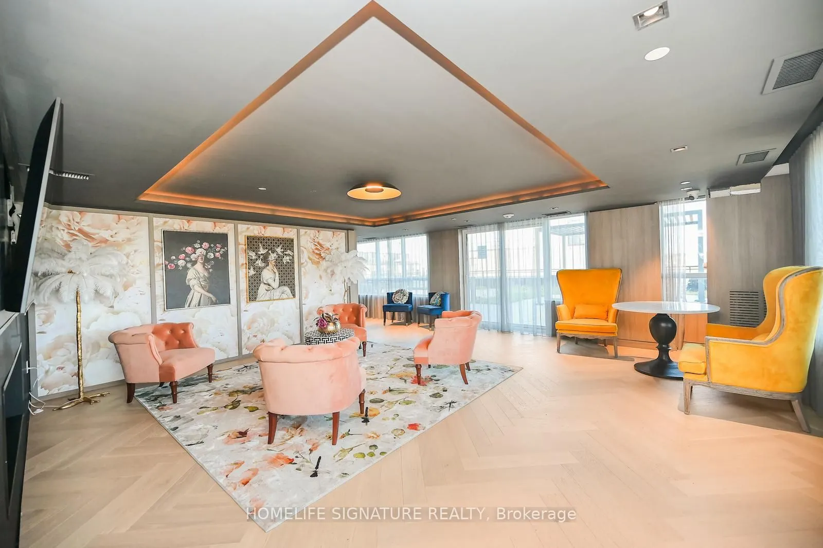 395 Dundas Street W, #327