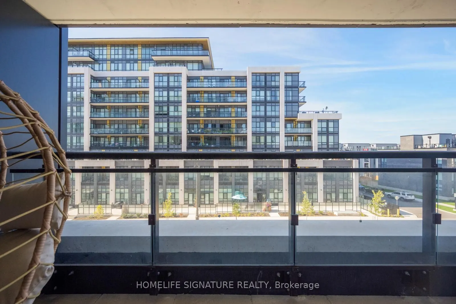 395 Dundas Street W, #327