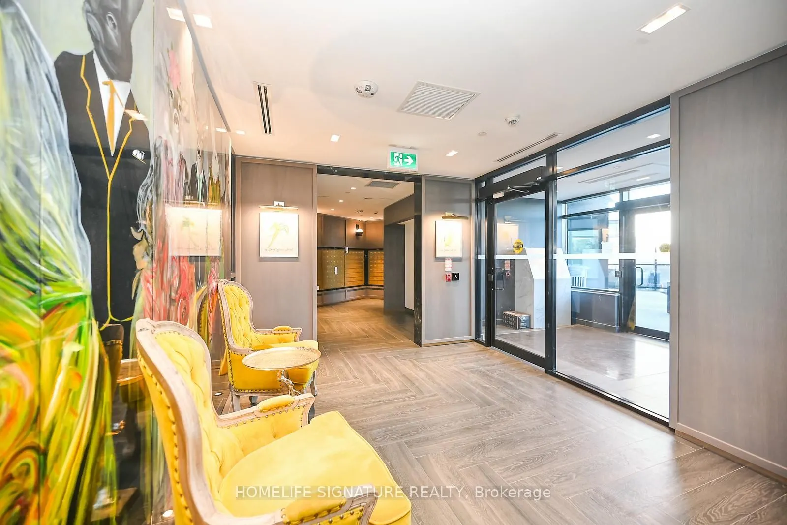 395 Dundas Street W, #327