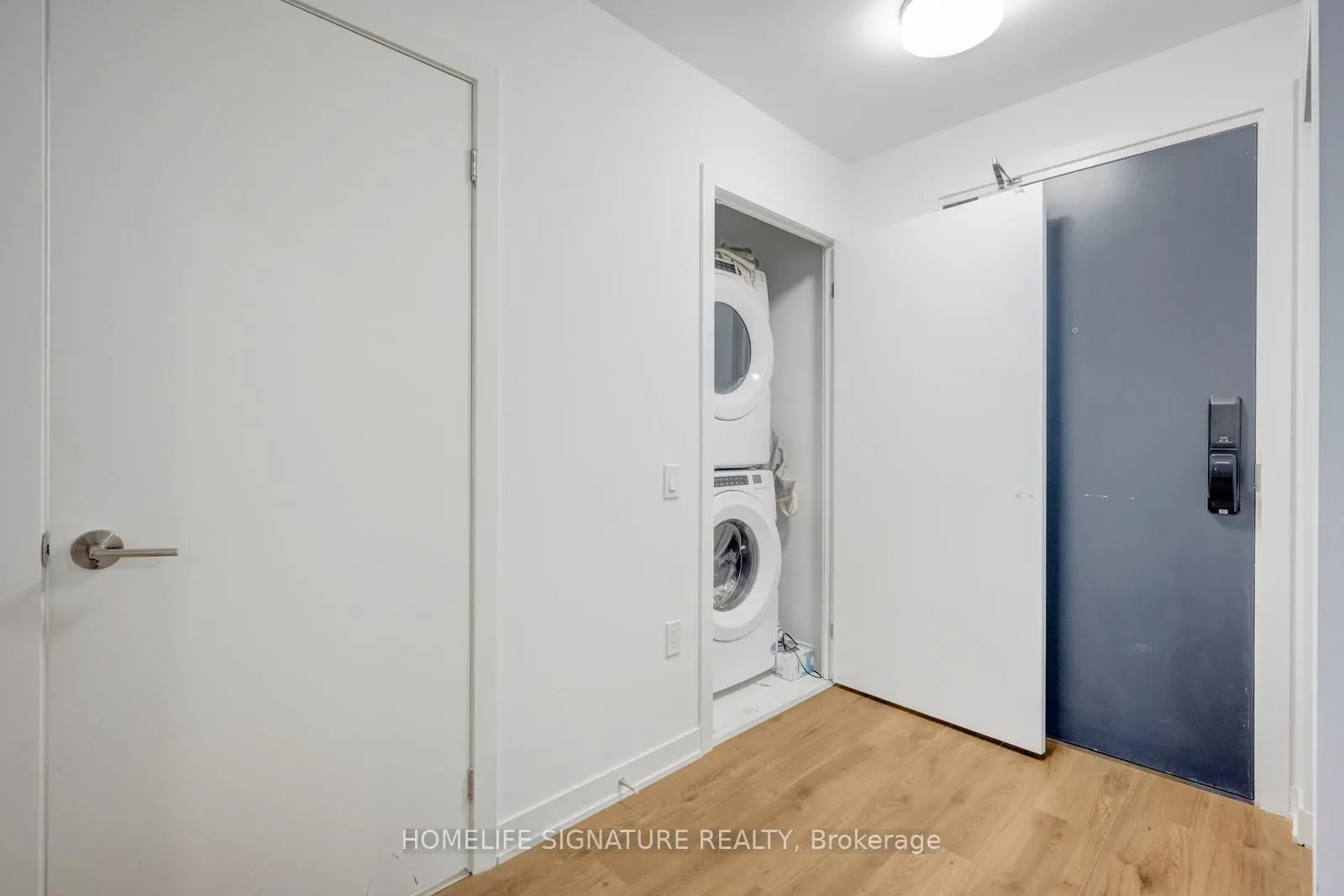 395 Dundas Street W, #327