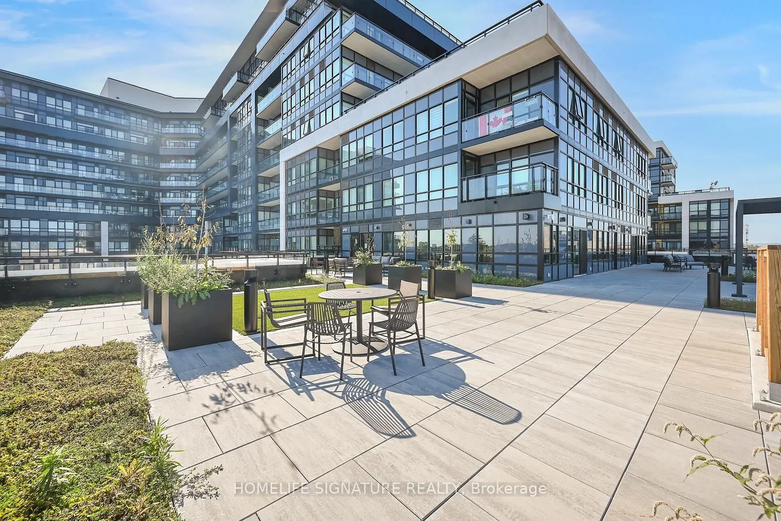 395 Dundas Street W, #327