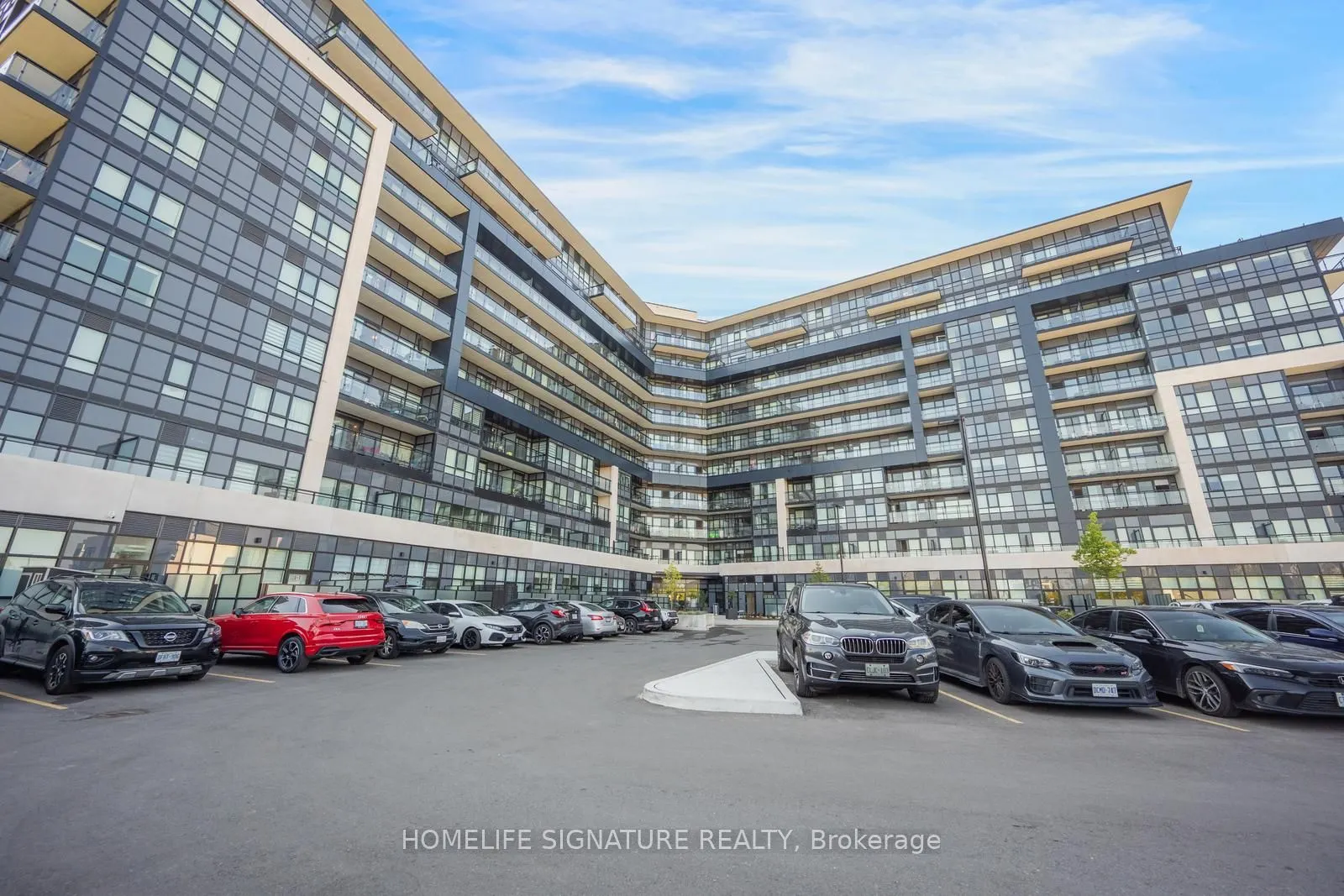 395 Dundas Street W, #327