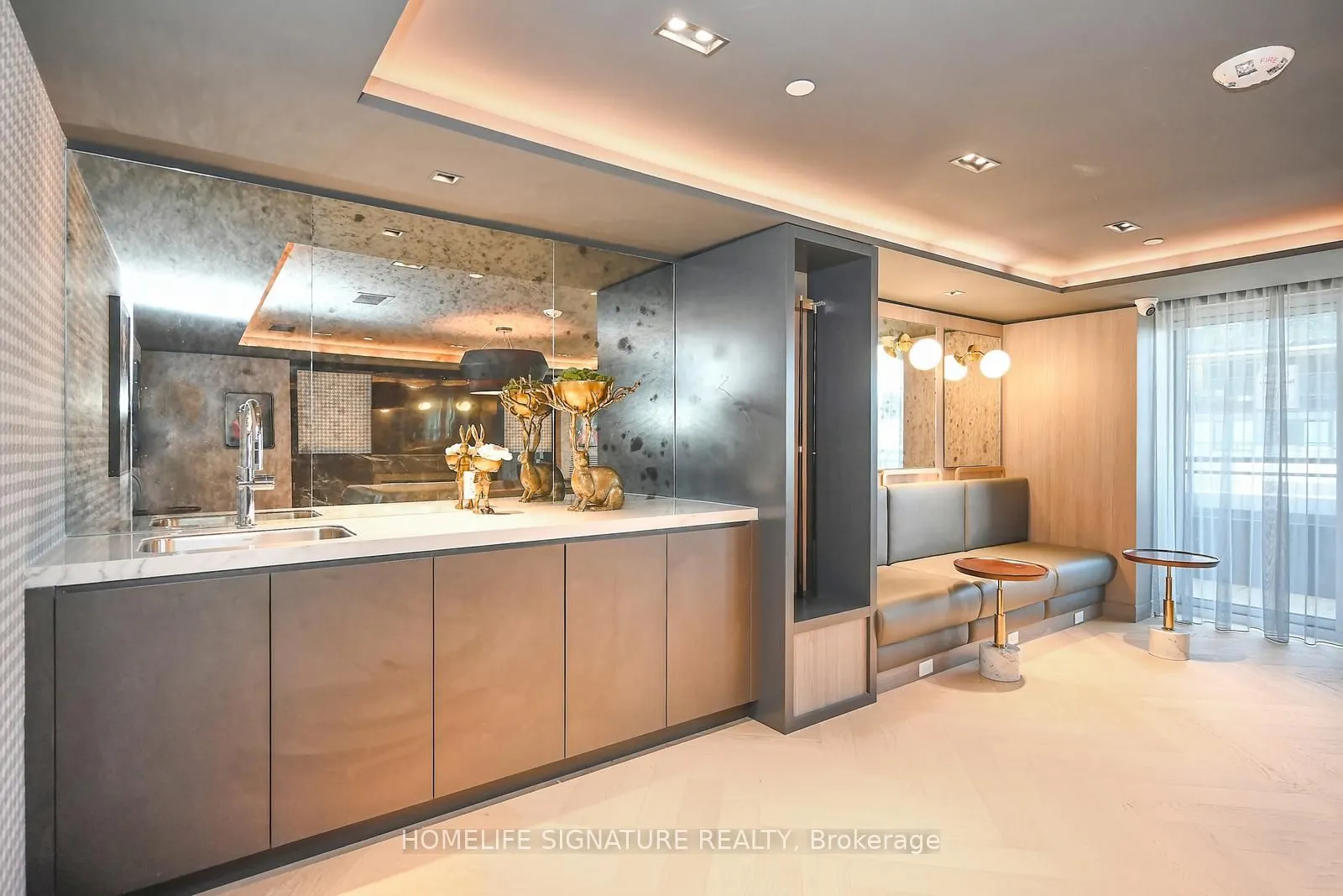 395 Dundas Street W, #327