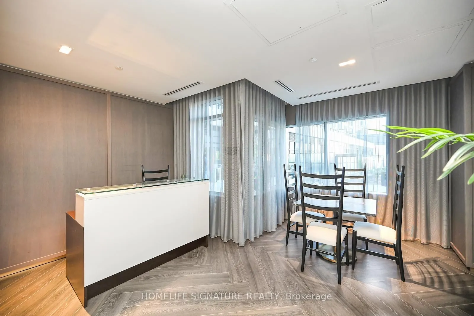 395 Dundas Street W, #327