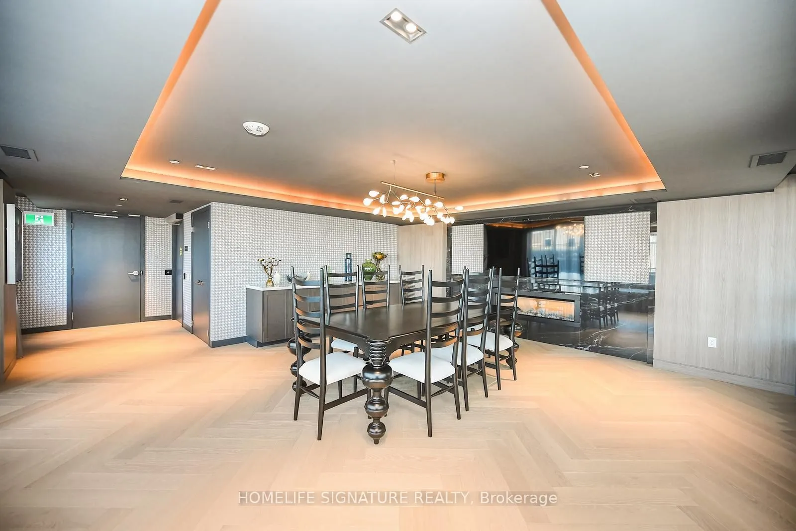 395 Dundas Street W, #327