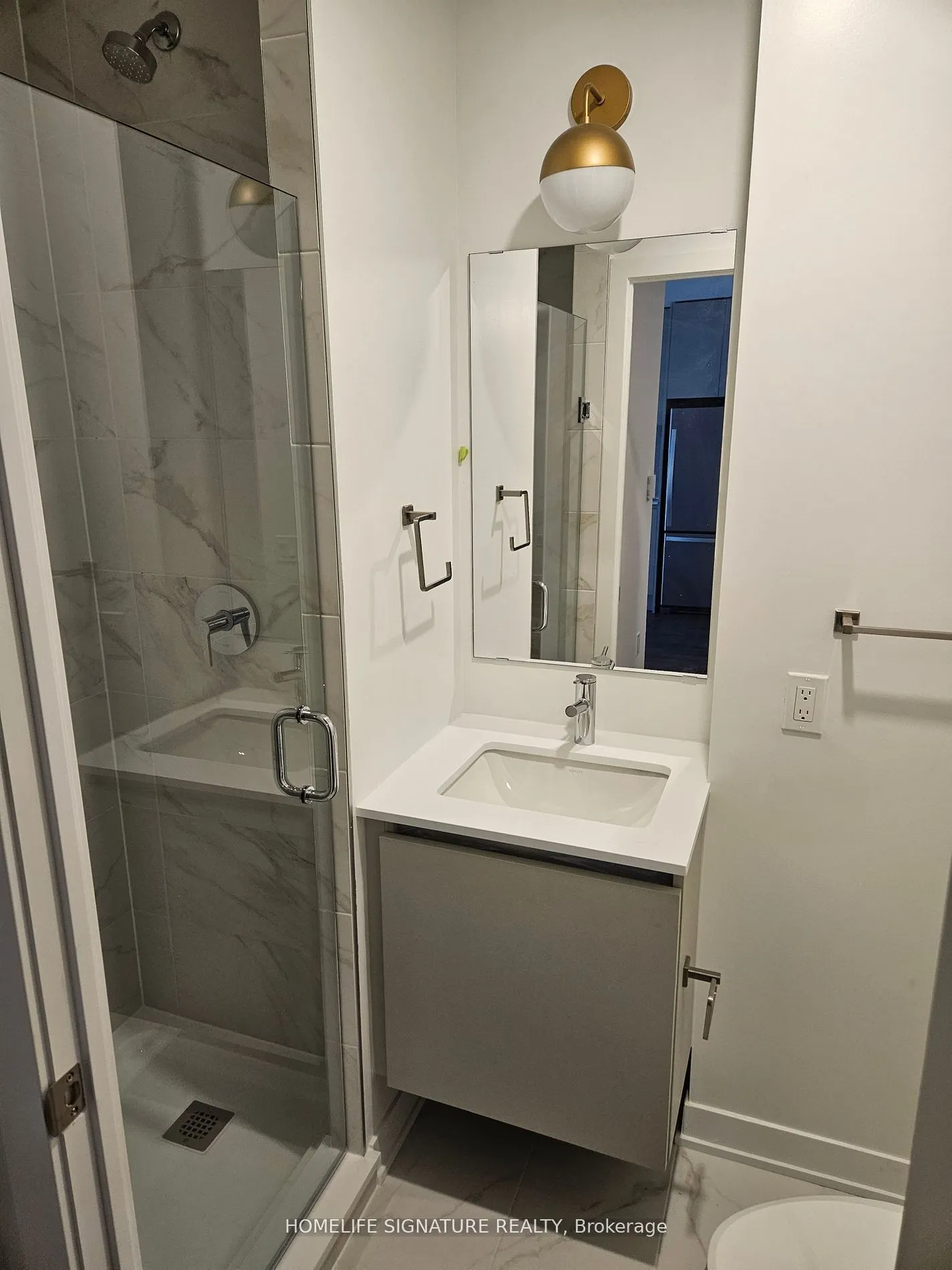 395 Dundas Street W, #327