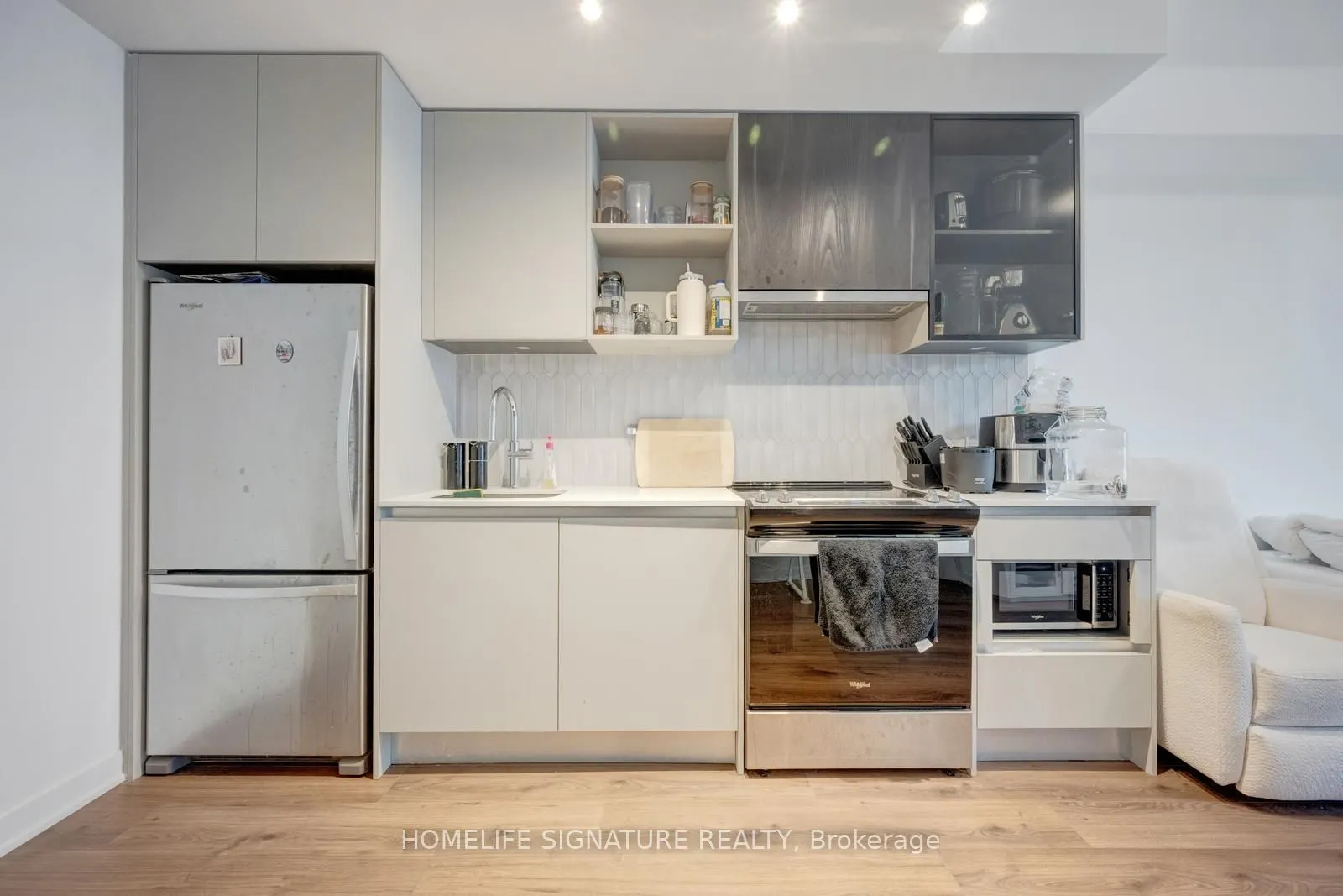 395 Dundas Street W, #327