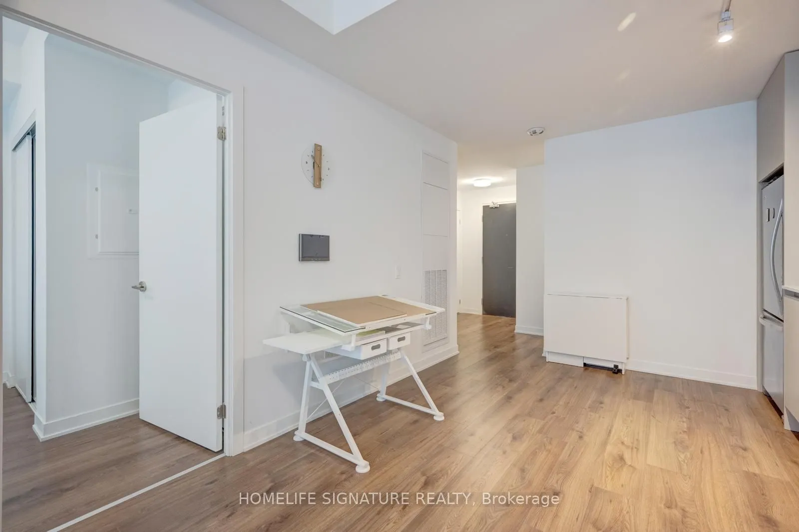 395 Dundas Street W, #327