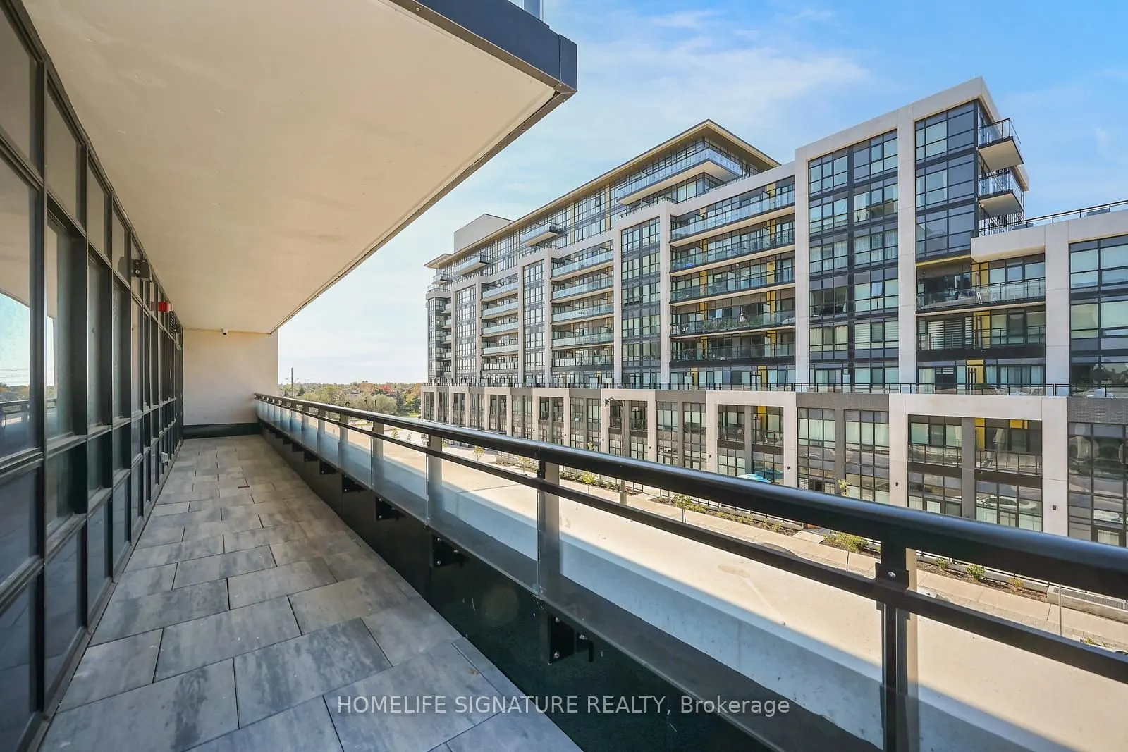 395 Dundas Street W, #327