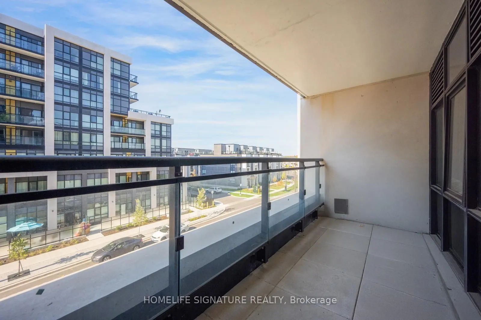 395 Dundas Street W, #327