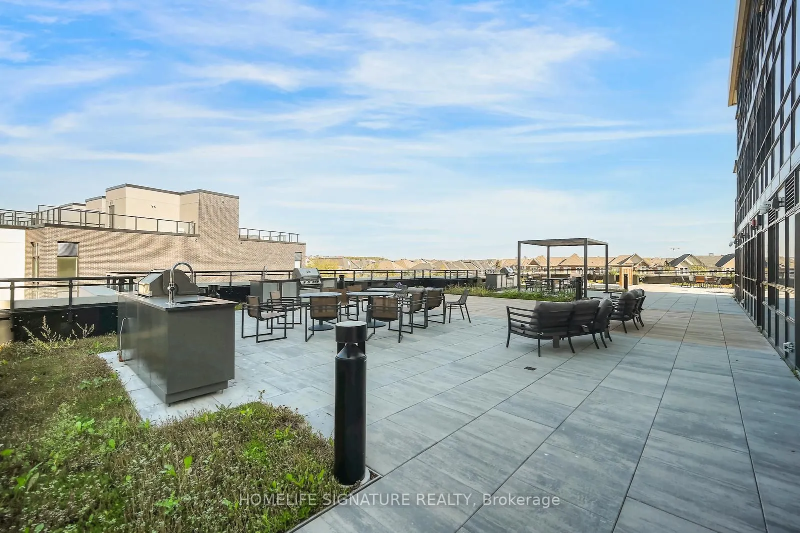 395 Dundas Street W, #327