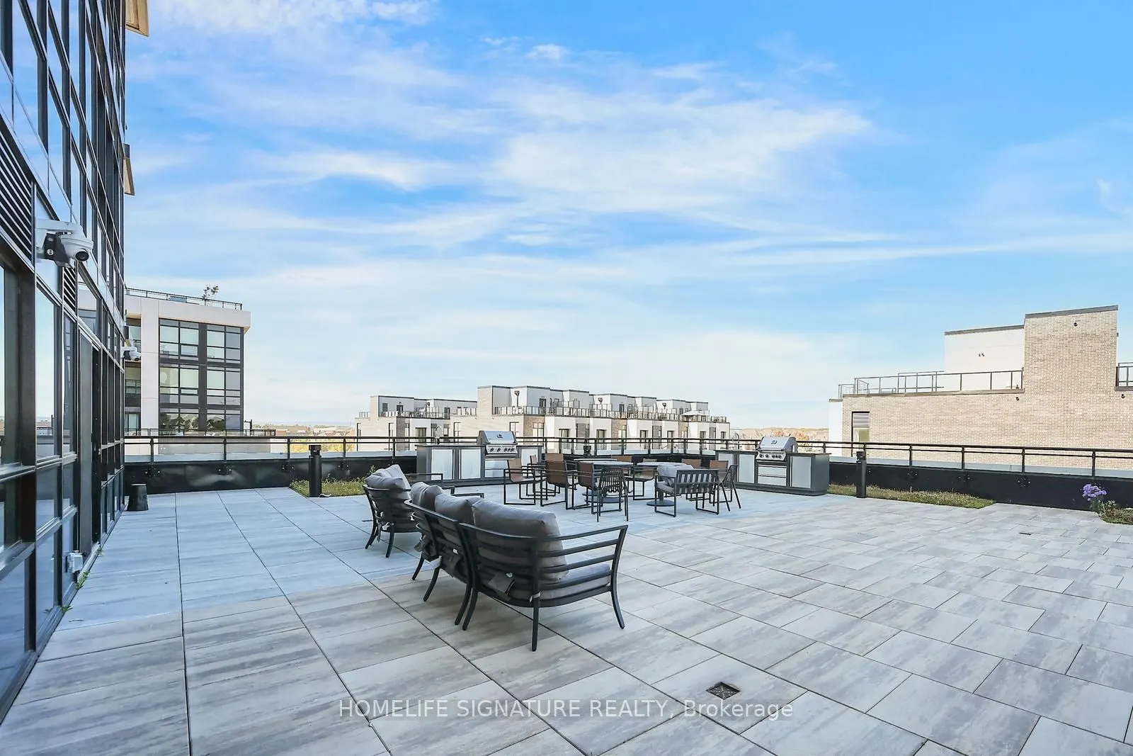 395 Dundas Street W, #327